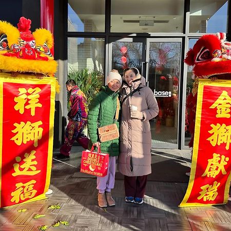 Base-Beijing Wangfujing Serviced Apartment- In Hutong &Bike Rental &Close To Forbidden City, Tian'Anmen Square &Subway Nearby &Free Coffee &Washing Machine,Kitchen &Restaurant Discount &English Speaking &High Speed Free Wifi ภายนอก รูปภาพ Chinese New Year celebrations at the shopping centre in 2018