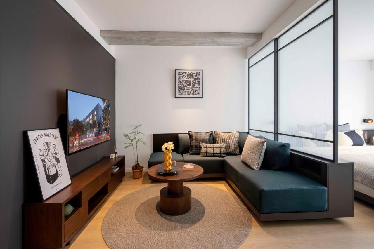 Base-Beijing Wangfujing Serviced Apartment- In Hutong &Bike Rental &Close To Forbidden City, Tian'Anmen Square &Subway Nearby &Free Coffee &Washing Machine,Kitchen &Restaurant Discount &English Speaking &High Speed Free Wifi ภายนอก รูปภาพ A living room