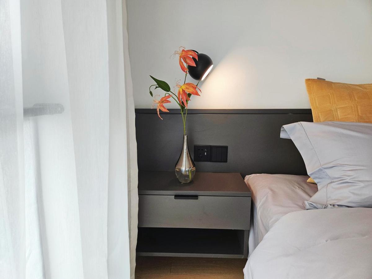Base-Beijing Wangfujing Serviced Apartment- In Hutong &Bike Rental &Close To Forbidden City, Tian'Anmen Square &Subway Nearby &Free Coffee &Washing Machine,Kitchen &Restaurant Discount &English Speaking &High Speed Free Wifi ภายนอก รูปภาพ A bedside table