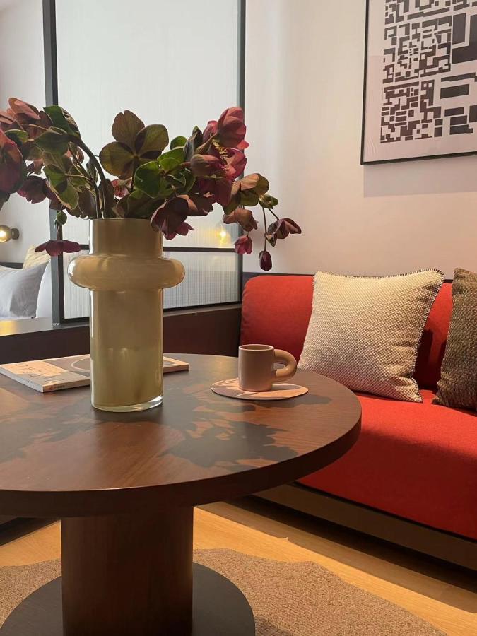 Base-Beijing Wangfujing Serviced Apartment- In Hutong &Bike Rental &Close To Forbidden City, Tian'Anmen Square &Subway Nearby &Free Coffee &Washing Machine,Kitchen &Restaurant Discount &English Speaking &High Speed Free Wifi ภายนอก รูปภาพ The interior of the cafe