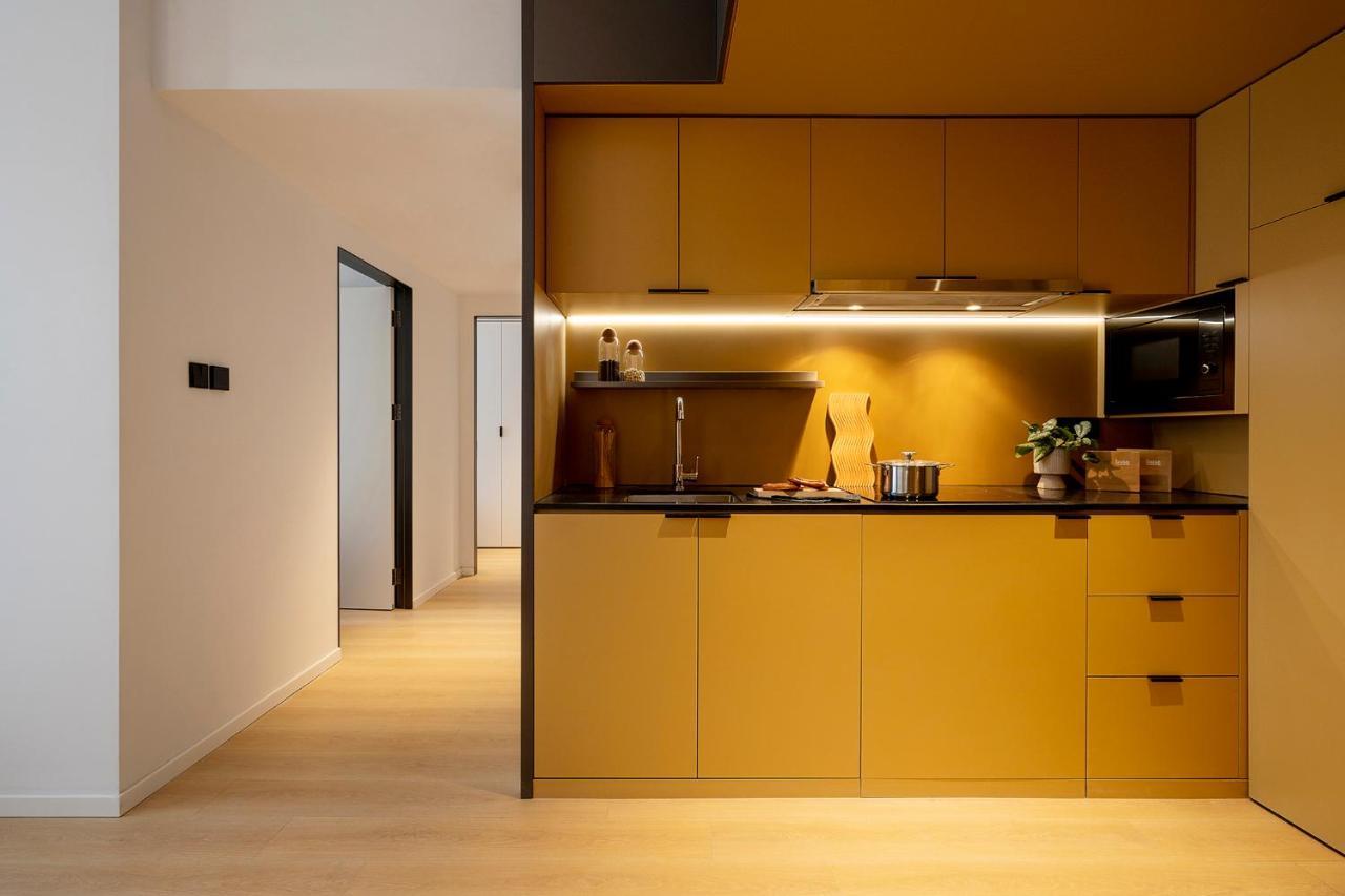 Base-Beijing Wangfujing Serviced Apartment- In Hutong &Bike Rental &Close To Forbidden City, Tian'Anmen Square &Subway Nearby &Free Coffee &Washing Machine,Kitchen &Restaurant Discount &English Speaking &High Speed Free Wifi ภายนอก รูปภาพ A kitchen in a private house