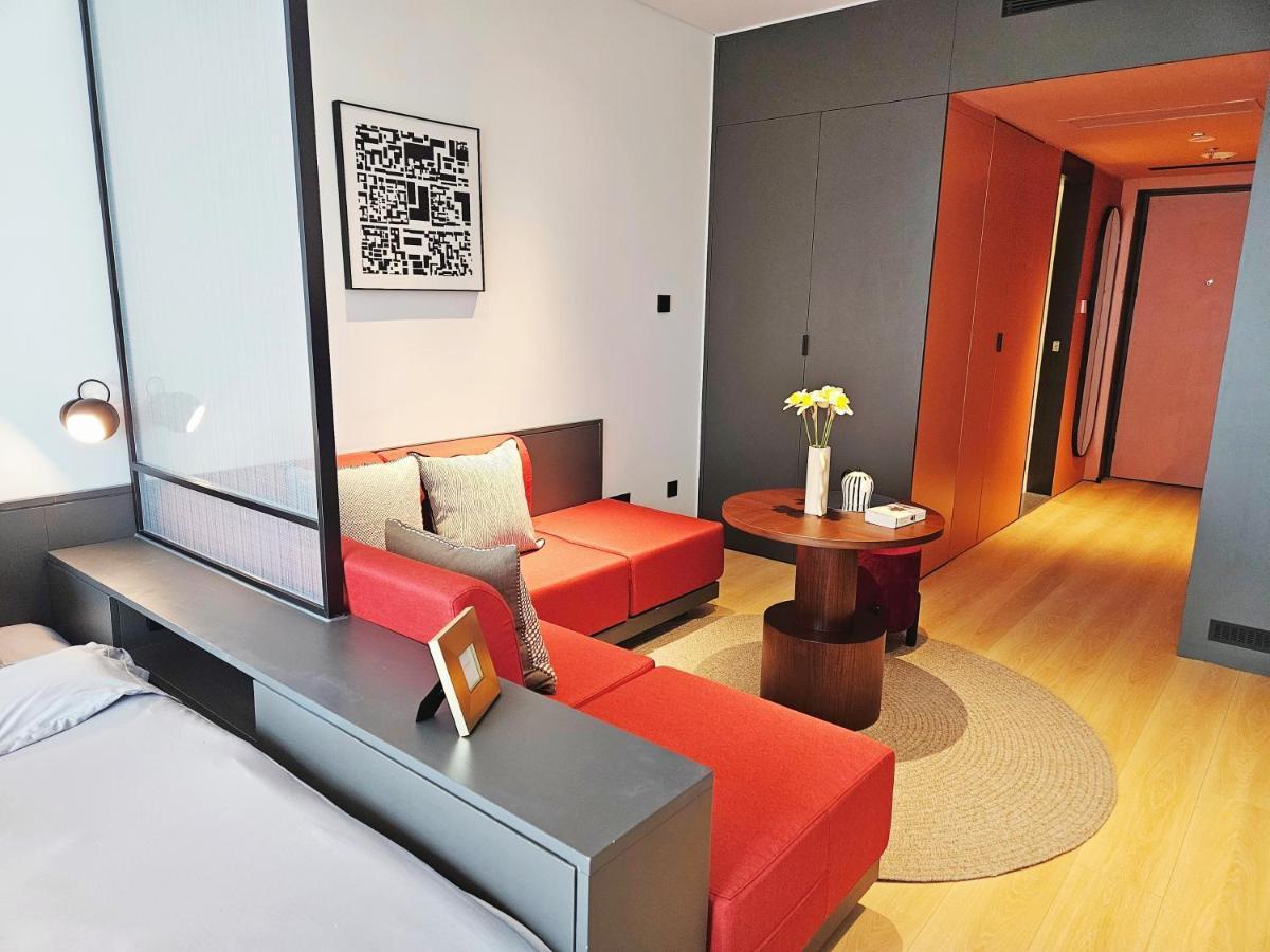 Base-Beijing Wangfujing Serviced Apartment- In Hutong &Bike Rental &Close To Forbidden City, Tian'Anmen Square &Subway Nearby &Free Coffee &Washing Machine,Kitchen &Restaurant Discount &English Speaking &High Speed Free Wifi ภายนอก รูปภาพ A room at the hotel