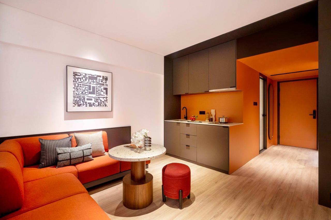 Base-Beijing Wangfujing Serviced Apartment- In Hutong &Bike Rental &Close To Forbidden City, Tian'Anmen Square &Subway Nearby &Free Coffee &Washing Machine,Kitchen &Restaurant Discount &English Speaking &High Speed Free Wifi ภายนอก รูปภาพ A suite at the hotel