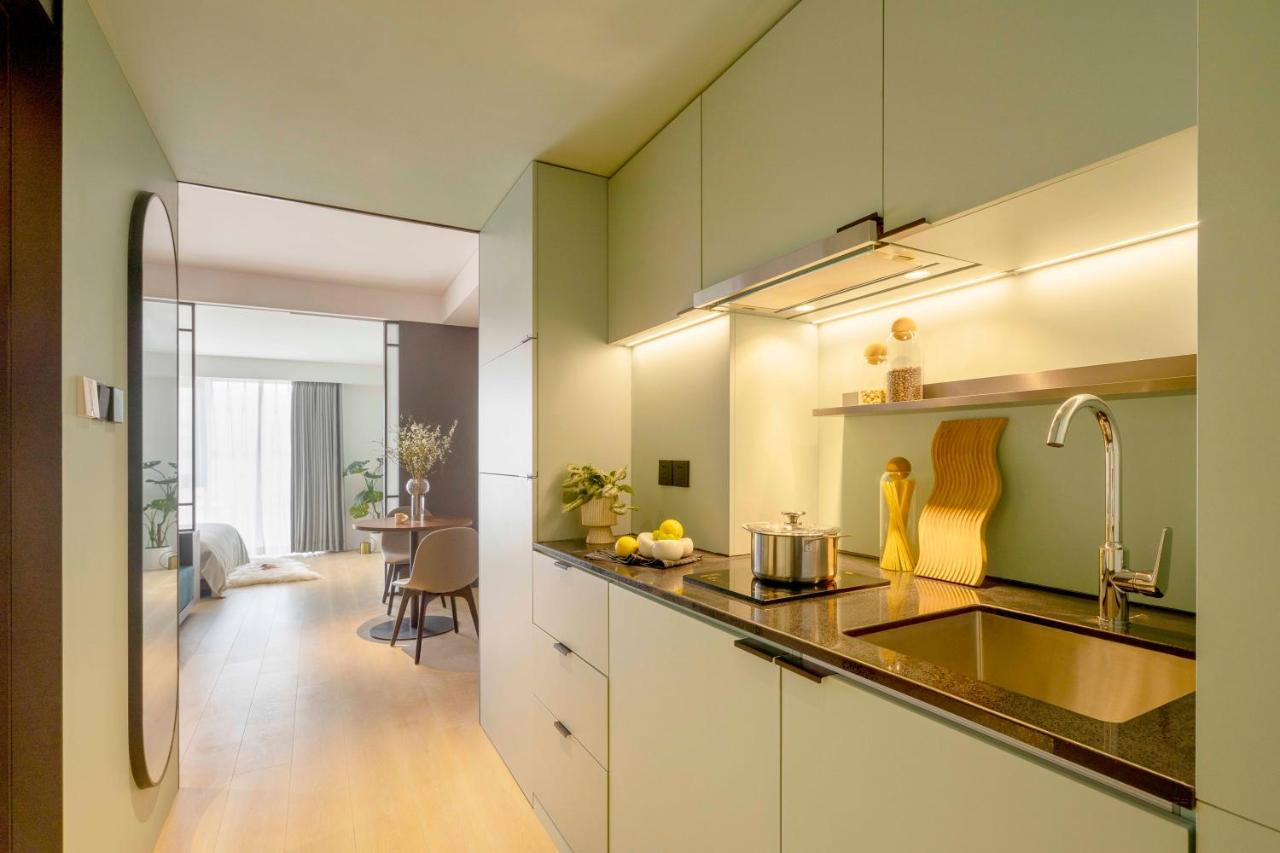 Base-Beijing Wangfujing Serviced Apartment- In Hutong &Bike Rental &Close To Forbidden City, Tian'Anmen Square &Subway Nearby &Free Coffee &Washing Machine,Kitchen &Restaurant Discount &English Speaking &High Speed Free Wifi ภายนอก รูปภาพ Kitchen