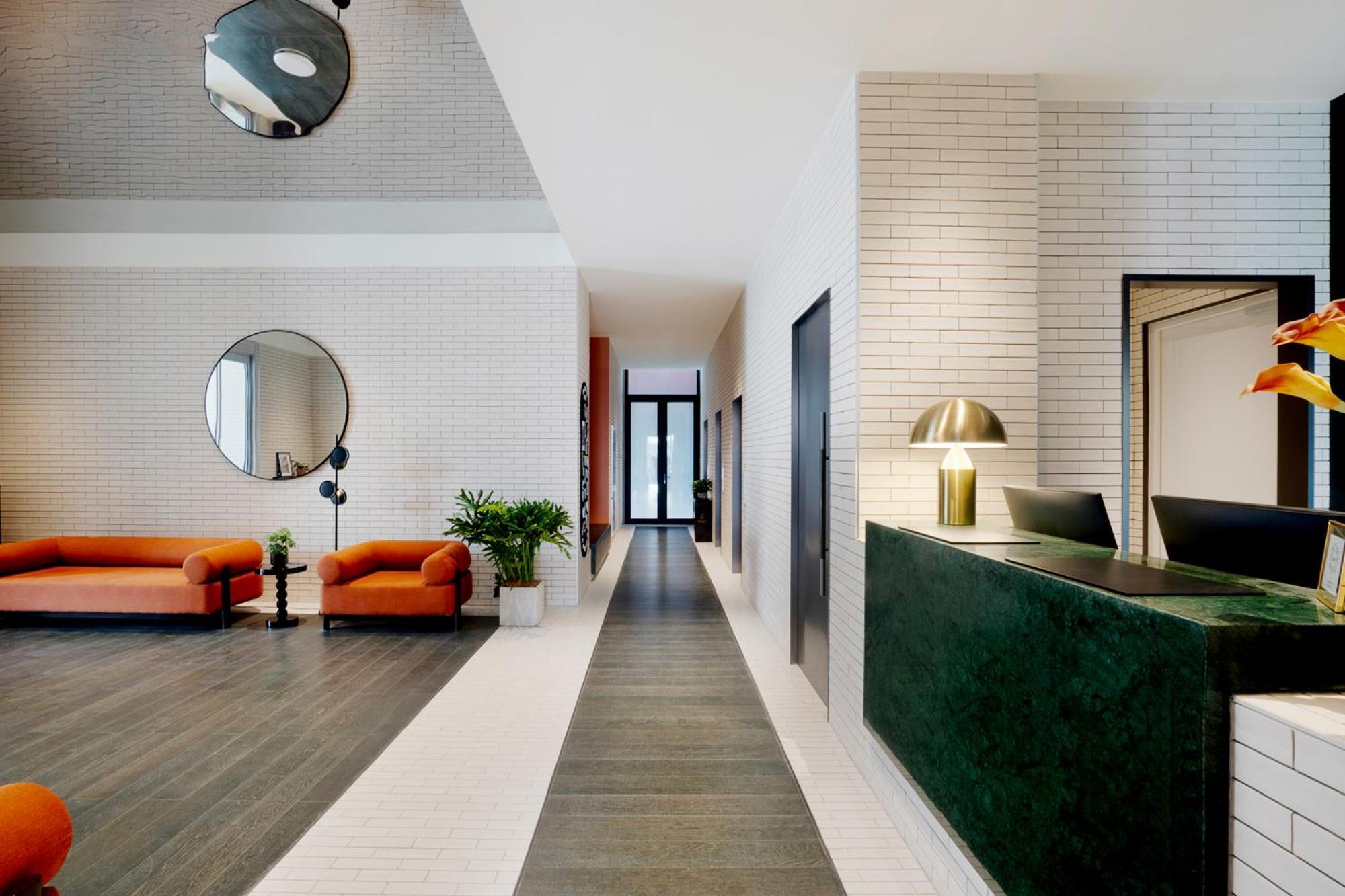 Base-Beijing Wangfujing Serviced Apartment- In Hutong &Bike Rental &Close To Forbidden City, Tian'Anmen Square &Subway Nearby &Free Coffee &Washing Machine,Kitchen &Restaurant Discount &English Speaking &High Speed Free Wifi ภายนอก รูปภาพ The lobby of 100 East 53rd Street