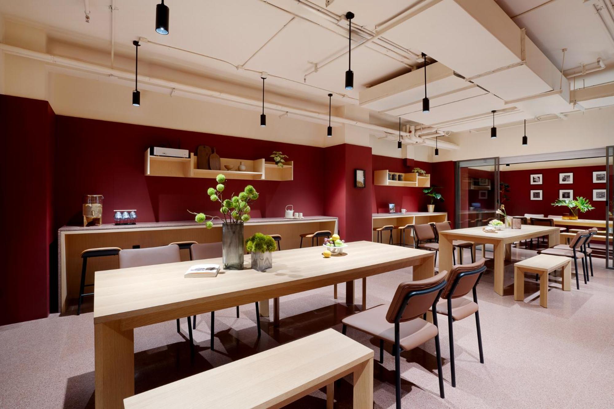Base-Beijing Wangfujing Serviced Apartment- In Hutong &Bike Rental &Close To Forbidden City, Tian'Anmen Square &Subway Nearby &Free Coffee &Washing Machine,Kitchen &Restaurant Discount &English Speaking &High Speed Free Wifi ภายนอก รูปภาพ The lounge at Hong Kong International Airport