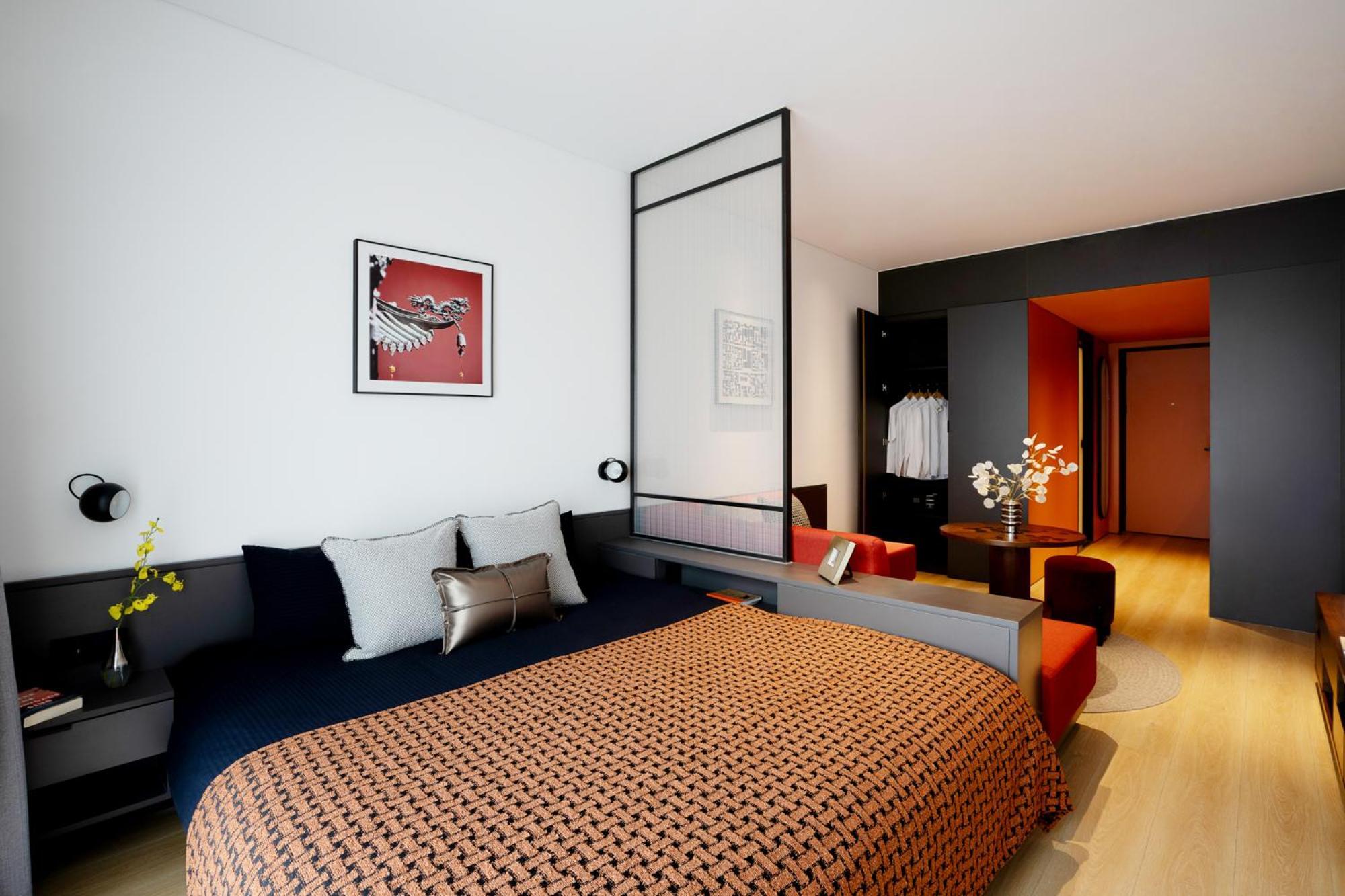 Base-Beijing Wangfujing Serviced Apartment- In Hutong &Bike Rental &Close To Forbidden City, Tian'Anmen Square &Subway Nearby &Free Coffee &Washing Machine,Kitchen &Restaurant Discount &English Speaking &High Speed Free Wifi ภายนอก รูปภาพ A room at the hotel