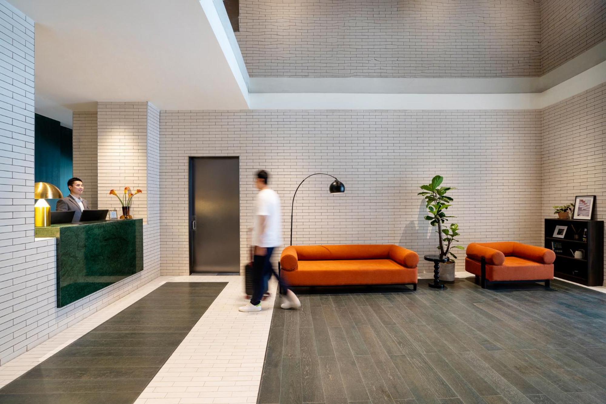 Base-Beijing Wangfujing Serviced Apartment- In Hutong &Bike Rental &Close To Forbidden City, Tian'Anmen Square &Subway Nearby &Free Coffee &Washing Machine,Kitchen &Restaurant Discount &English Speaking &High Speed Free Wifi ภายนอก รูปภาพ The lobby of the hotel