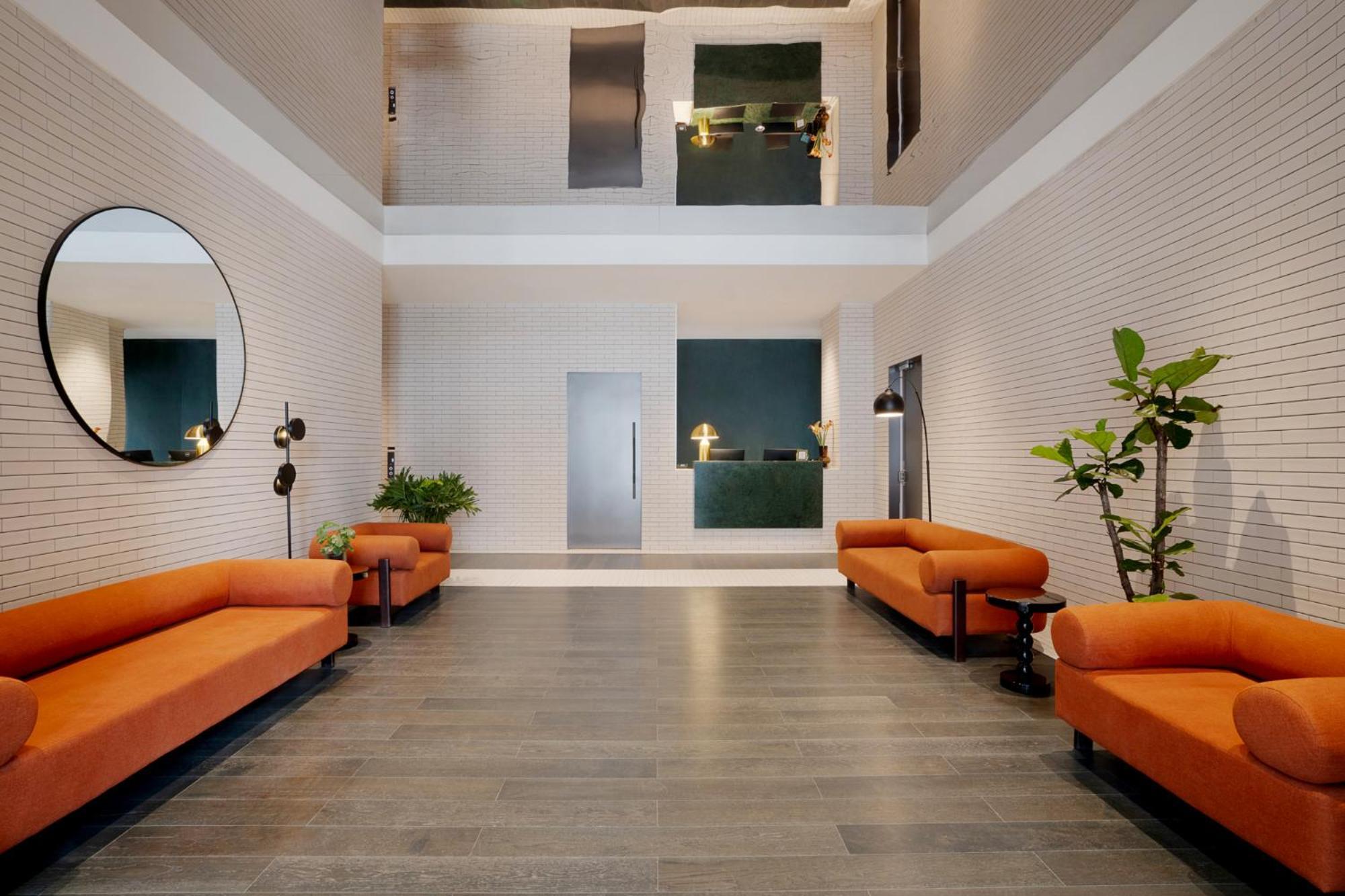 Base-Beijing Wangfujing Serviced Apartment- In Hutong &Bike Rental &Close To Forbidden City, Tian'Anmen Square &Subway Nearby &Free Coffee &Washing Machine,Kitchen &Restaurant Discount &English Speaking &High Speed Free Wifi ภายนอก รูปภาพ The lobby of the hotel