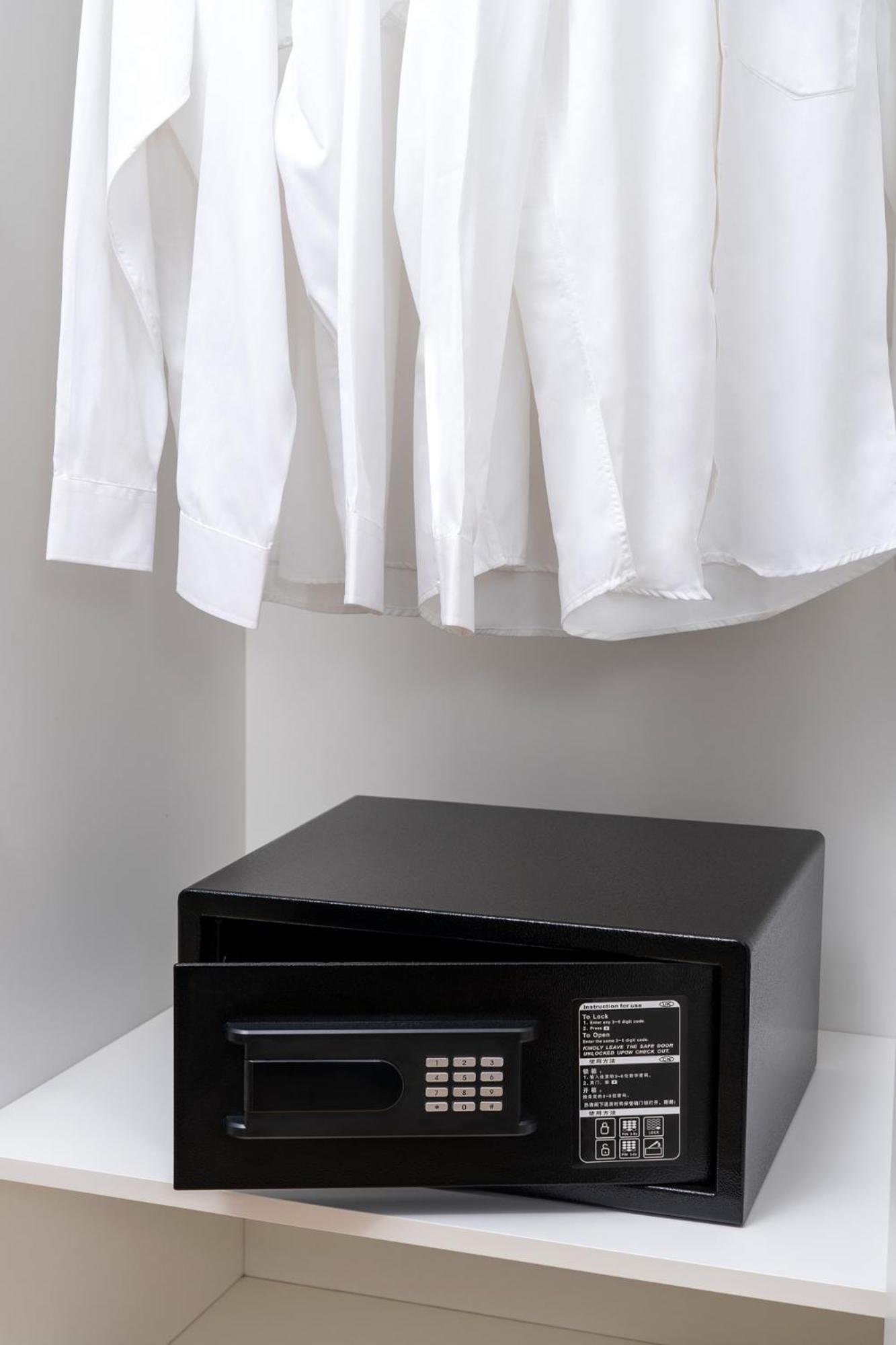 Base-Beijing Wangfujing Serviced Apartment- In Hutong &Bike Rental &Close To Forbidden City, Tian'Anmen Square &Subway Nearby &Free Coffee &Washing Machine,Kitchen &Restaurant Discount &English Speaking &High Speed Free Wifi ภายนอก รูปภาพ A shirt hanging on a clothes dryer