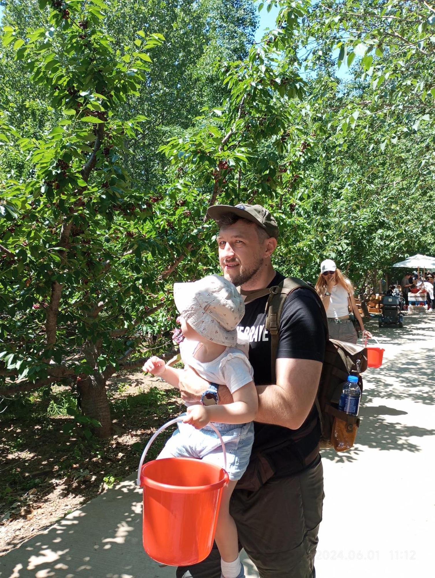 Base-Beijing Wangfujing Serviced Apartment- In Hutong &Bike Rental &Close To Forbidden City, Tian'Anmen Square &Subway Nearby &Free Coffee &Washing Machine,Kitchen &Restaurant Discount &English Speaking &High Speed Free Wifi ภายนอก รูปภาพ A father with his child
