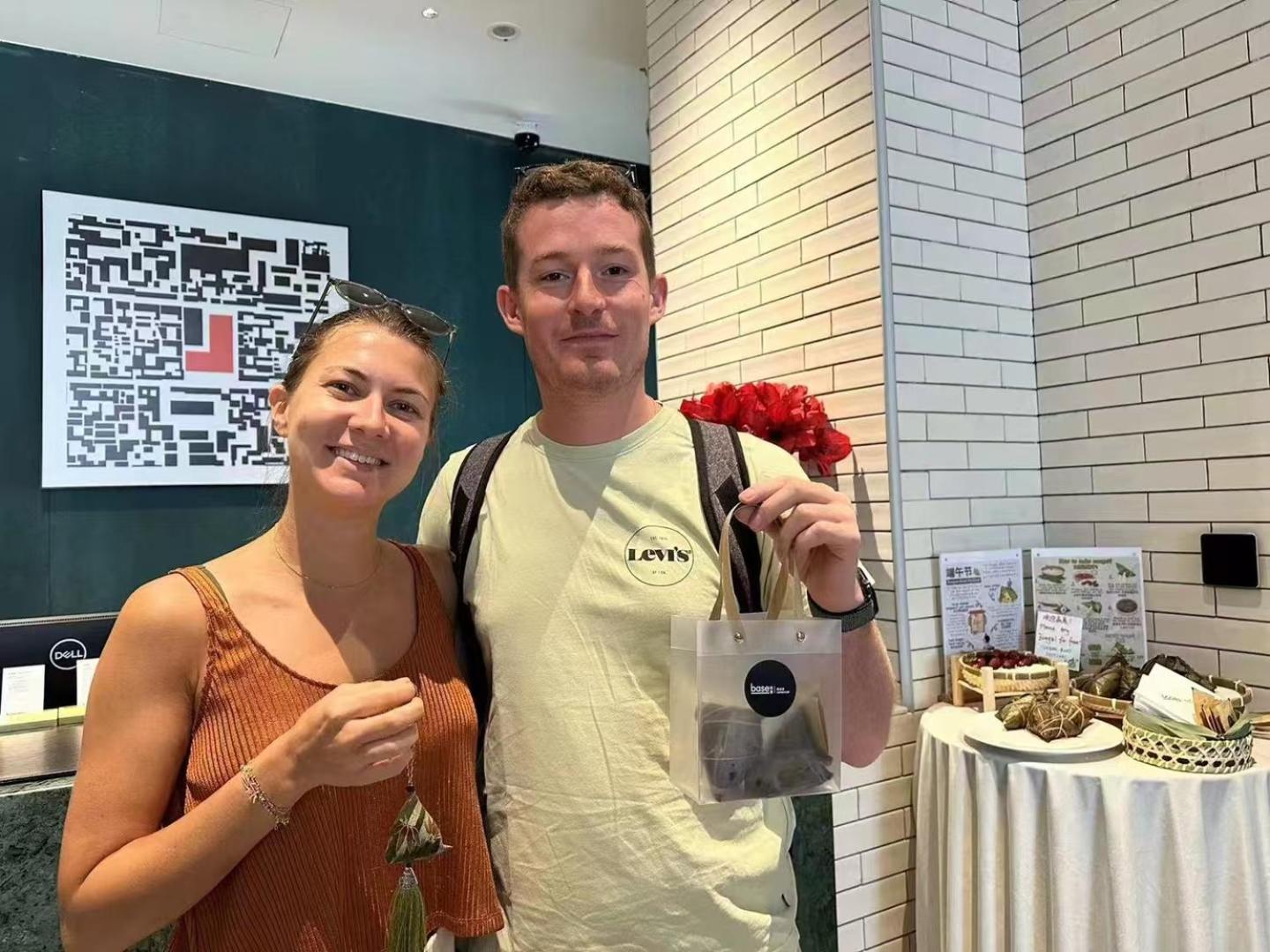 Base-Beijing Wangfujing Serviced Apartment- In Hutong &Bike Rental &Close To Forbidden City, Tian'Anmen Square &Subway Nearby &Free Coffee &Washing Machine,Kitchen &Restaurant Discount &English Speaking &High Speed Free Wifi ภายนอก รูปภาพ Visitors to the museum