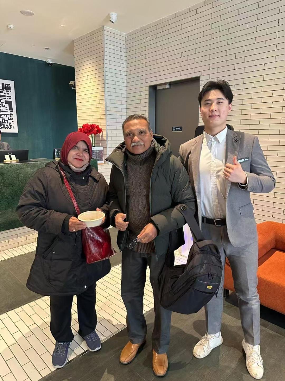 Base-Beijing Wangfujing Serviced Apartment- In Hutong &Bike Rental &Close To Forbidden City, Tian'Anmen Square &Subway Nearby &Free Coffee &Washing Machine,Kitchen &Restaurant Discount &English Speaking &High Speed Free Wifi ภายนอก รูปภาพ Amina, Abdul and Kim
