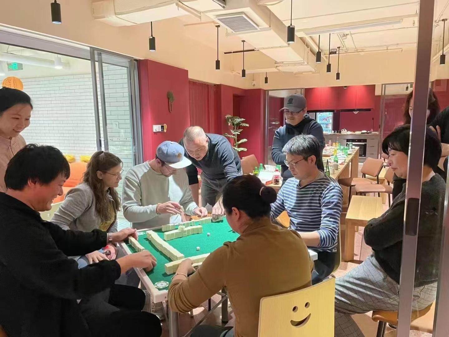 Base-Beijing Wangfujing Serviced Apartment- In Hutong &Bike Rental &Close To Forbidden City, Tian'Anmen Square &Subway Nearby &Free Coffee &Washing Machine,Kitchen &Restaurant Discount &English Speaking &High Speed Free Wifi ภายนอก รูปภาพ A mahjong game in progress