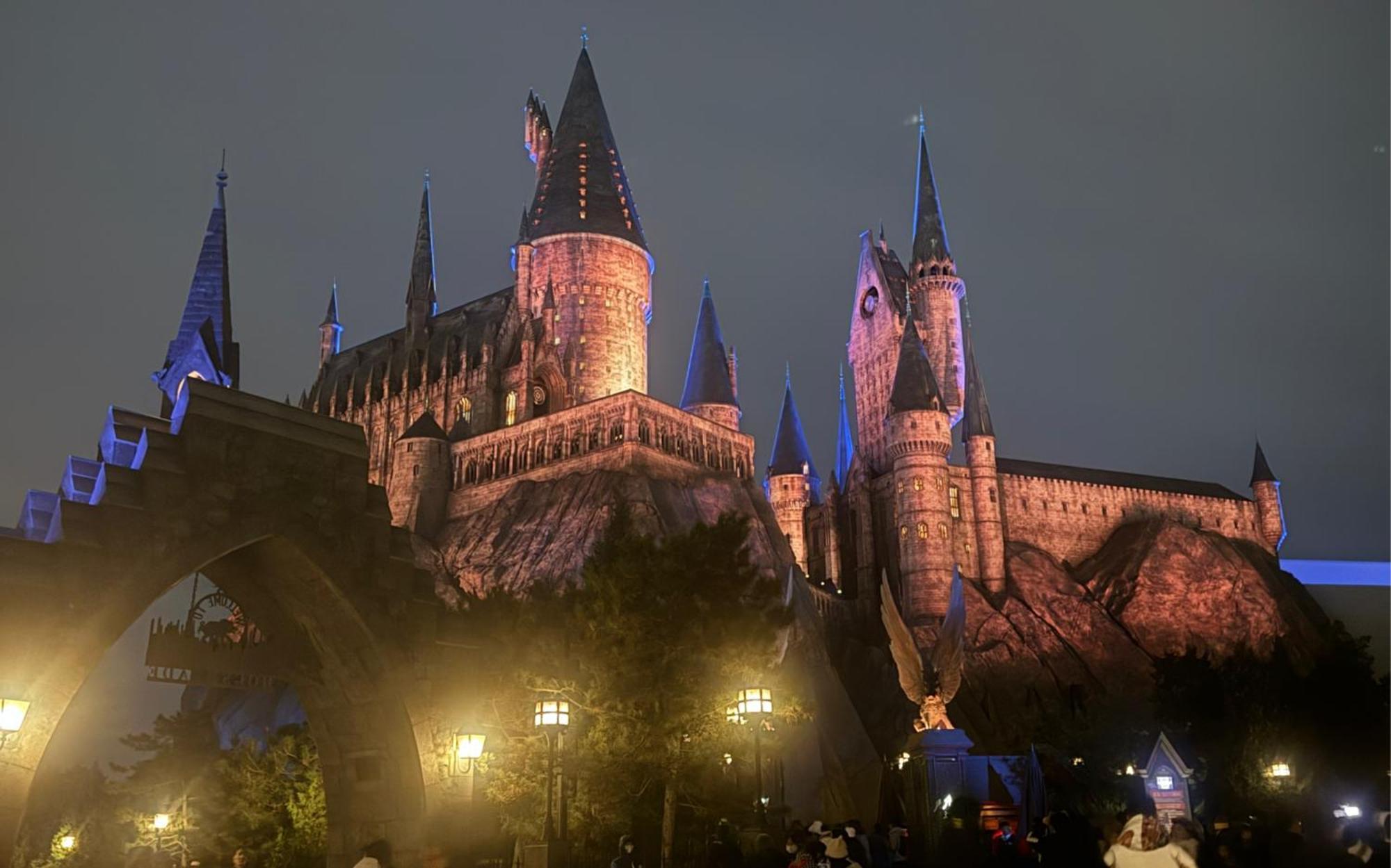 Base-Beijing Wangfujing Serviced Apartment- In Hutong &Bike Rental &Close To Forbidden City, Tian'Anmen Square &Subway Nearby &Free Coffee &Washing Machine,Kitchen &Restaurant Discount &English Speaking &High Speed Free Wifi ภายนอก รูปภาพ Hogwarts Castle at The Wizarding World of Harry Potter