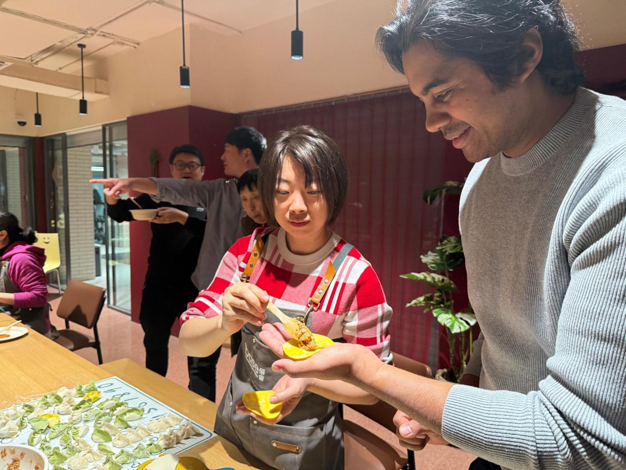 Base-Beijing Wangfujing Serviced Apartment- In Hutong &Bike Rental &Close To Forbidden City, Tian'Anmen Square &Subway Nearby &Free Coffee &Washing Machine,Kitchen &Restaurant Discount &English Speaking &High Speed Free Wifi ภายนอก รูปภาพ A woman and a man at a restaurant in Tokyo, Japan