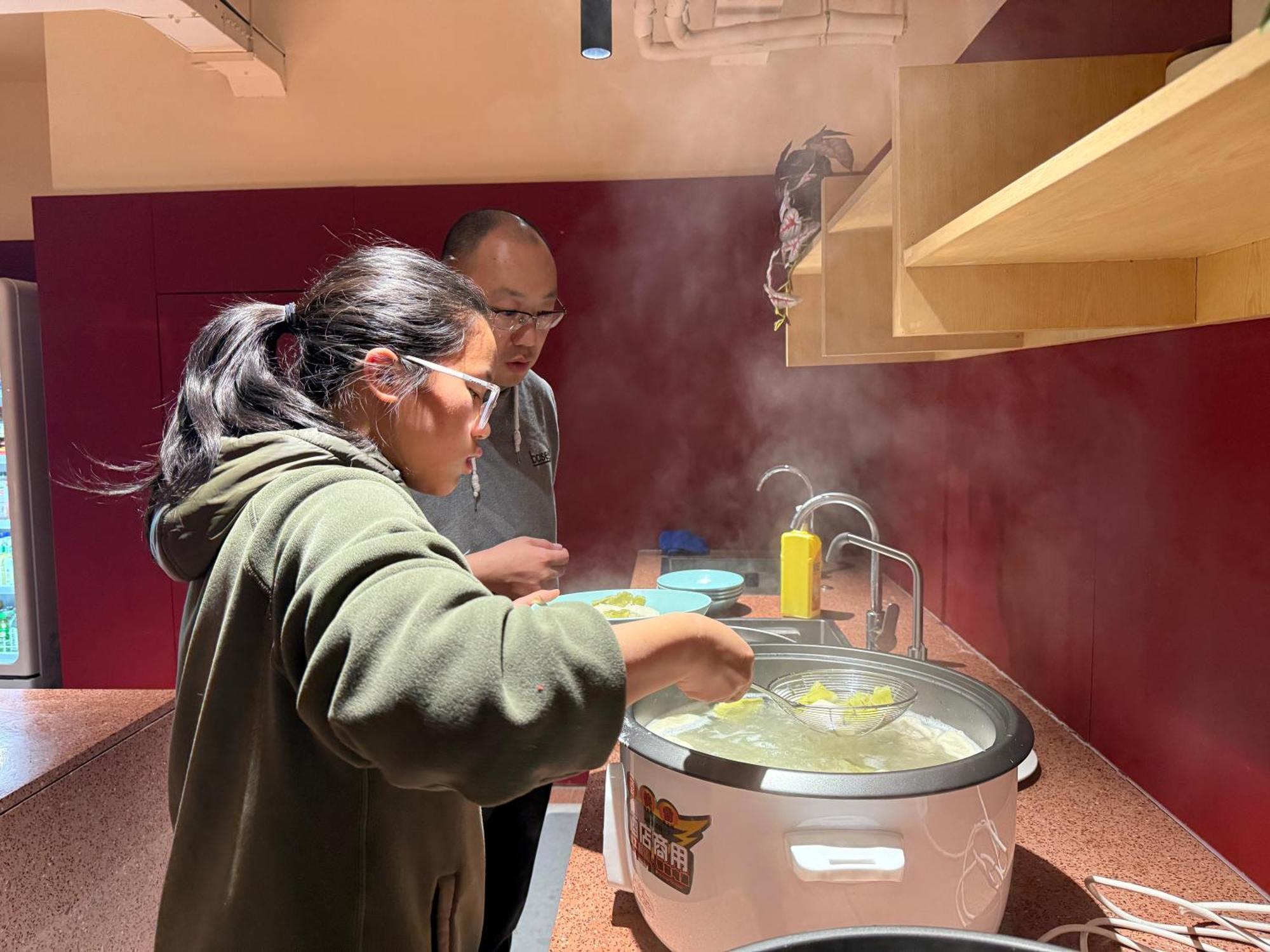 Base-Beijing Wangfujing Serviced Apartment- In Hutong &Bike Rental &Close To Forbidden City, Tian'Anmen Square &Subway Nearby &Free Coffee &Washing Machine,Kitchen &Restaurant Discount &English Speaking &High Speed Free Wifi ภายนอก รูปภาพ A student cooking in the kitchen