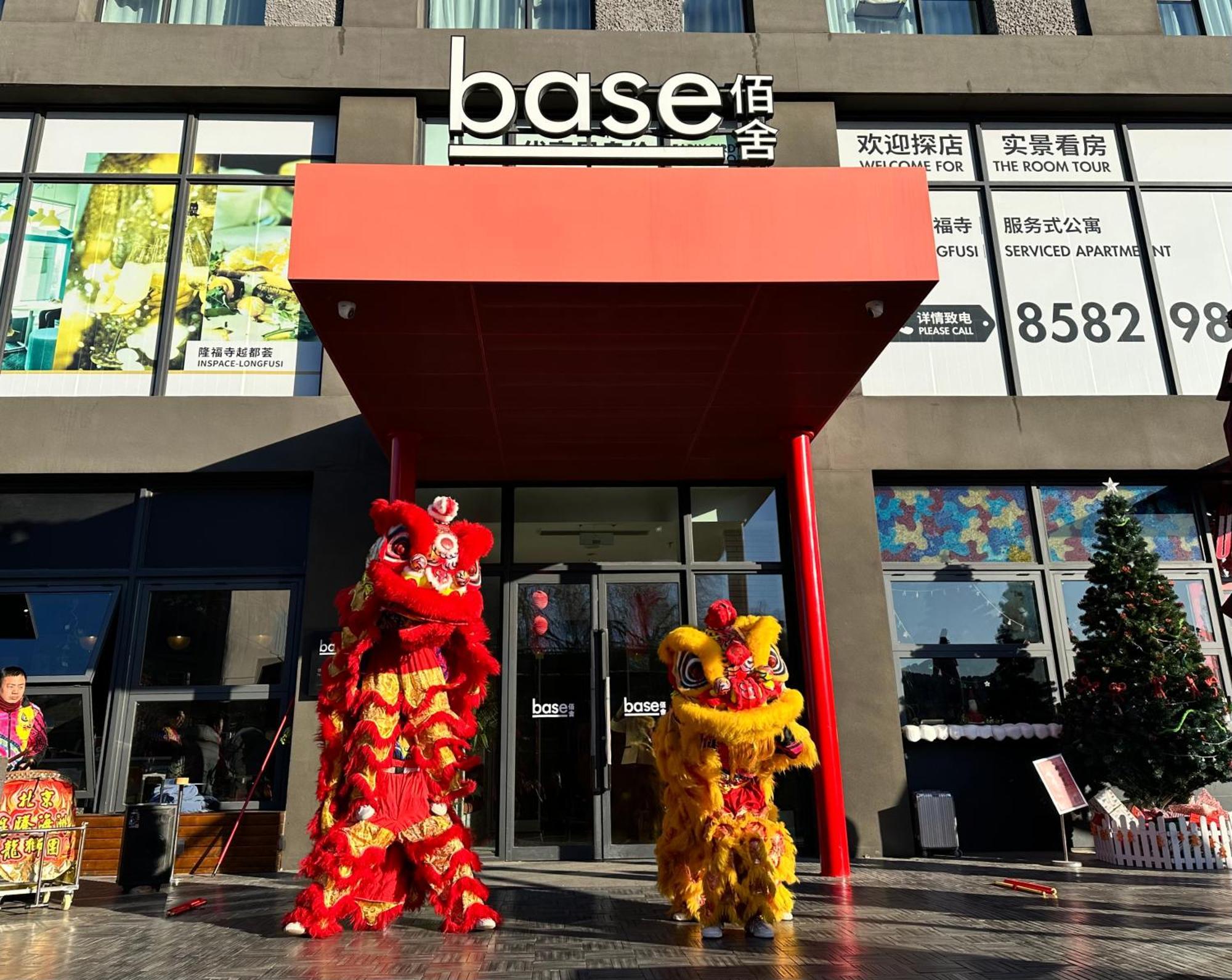 Base-Beijing Wangfujing Serviced Apartment- In Hutong &Bike Rental &Close To Forbidden City, Tian'Anmen Square &Subway Nearby &Free Coffee &Washing Machine,Kitchen &Restaurant Discount &English Speaking &High Speed Free Wifi ภายนอก รูปภาพ Chinese New Year celebrations at Base Shopping Centre