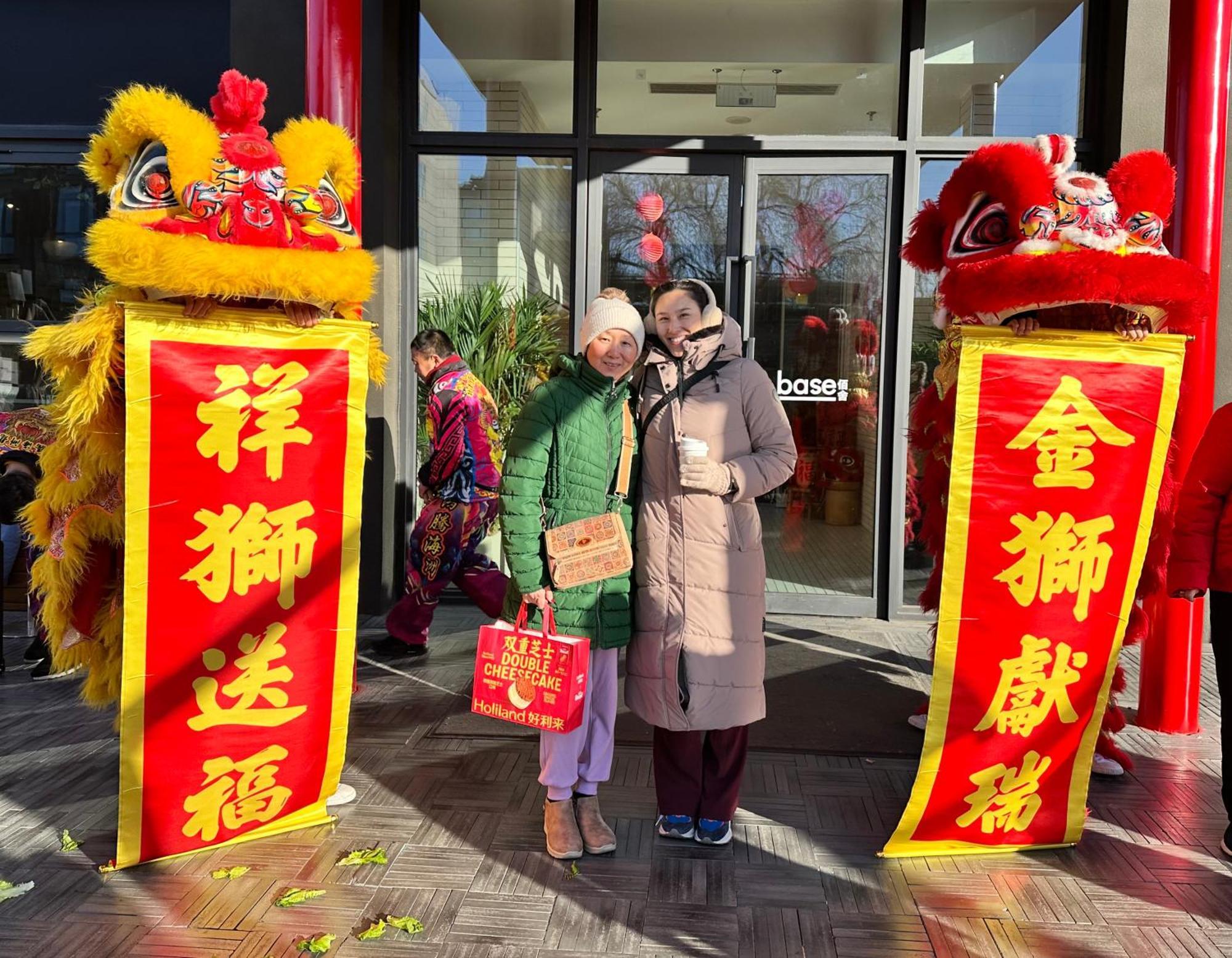 Base-Beijing Wangfujing Serviced Apartment- In Hutong &Bike Rental &Close To Forbidden City, Tian'Anmen Square &Subway Nearby &Free Coffee &Washing Machine,Kitchen &Restaurant Discount &English Speaking &High Speed Free Wifi ภายนอก รูปภาพ Chinese New Year celebrations at the shopping centre in 2018